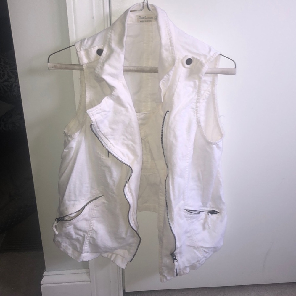 Sleeveless light jacket